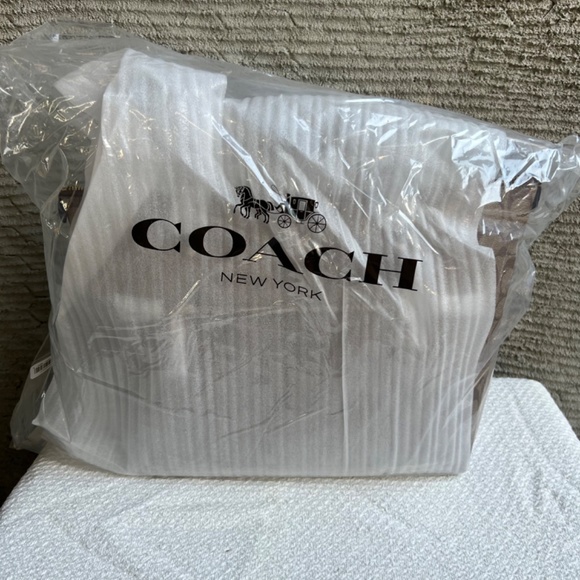 COACH LARGE Gallery Tote In Signature Canvas BRAND NEW WITH TAGS - Picture 4 of 11